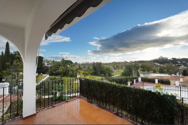 2 makuuhuone Huoneisto myytävänä paikassa El Paraiso, Estepona mukana uima-altaan 
autotalli - 420 000 € (Ref: 9849966)
