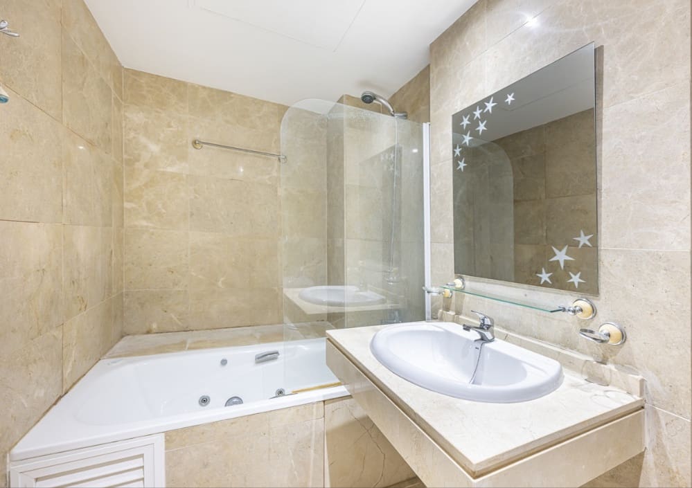 2 soverom Penthouse til salgs i La Duquesa / Puerto de la Duquesa med svømmebasseng - € 260 000 (Ref: 9849981)