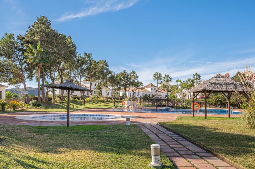 2 soverom Penthouse til salgs i La Duquesa / Puerto de la Duquesa med svømmebasseng - € 260 000 (Ref: 9849981)