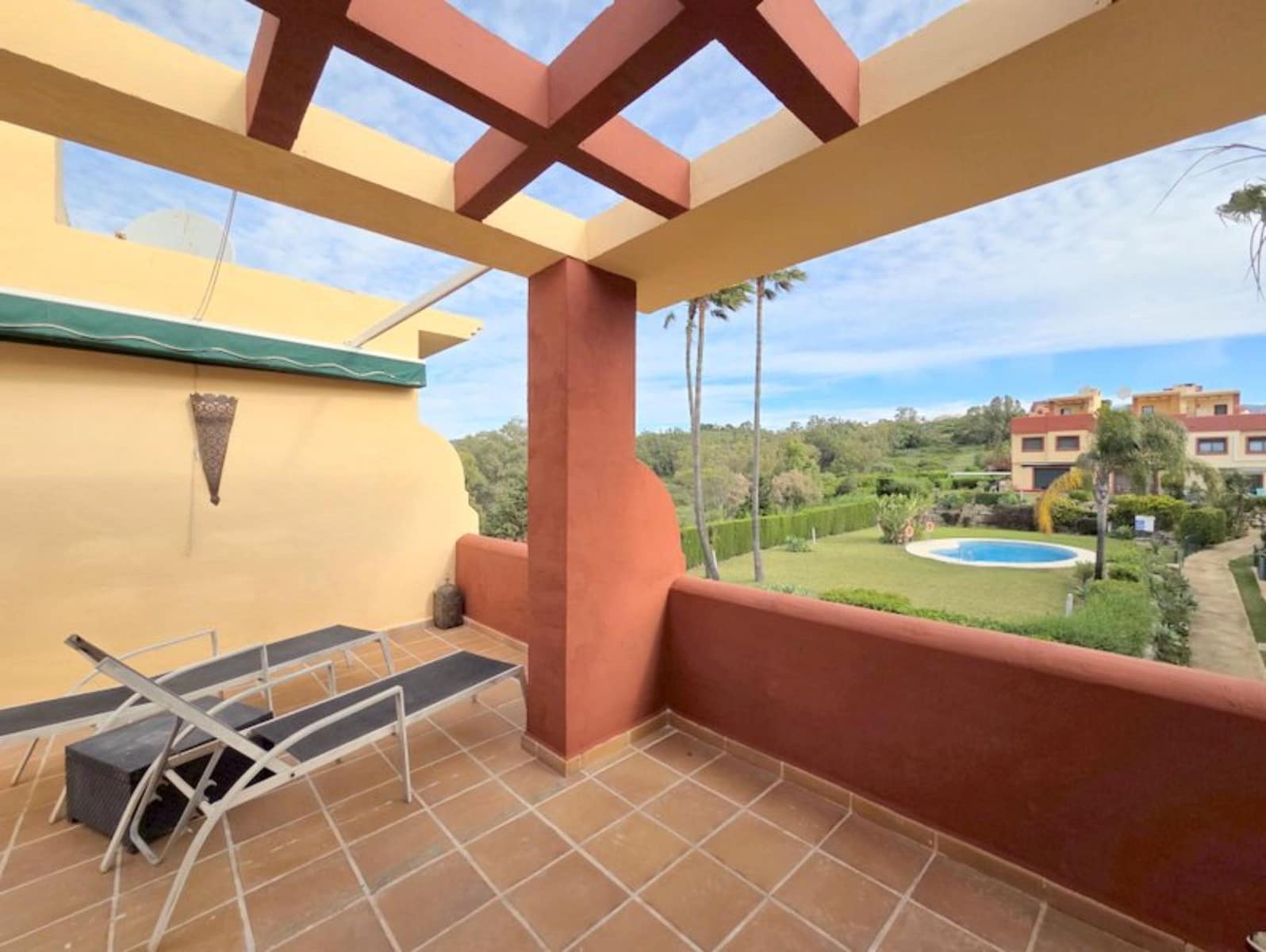 3 quarto Casa em Banda para venda em La Duquesa / Puerto de la Duquesa com piscina - 299 000 € (Ref: 9852300)