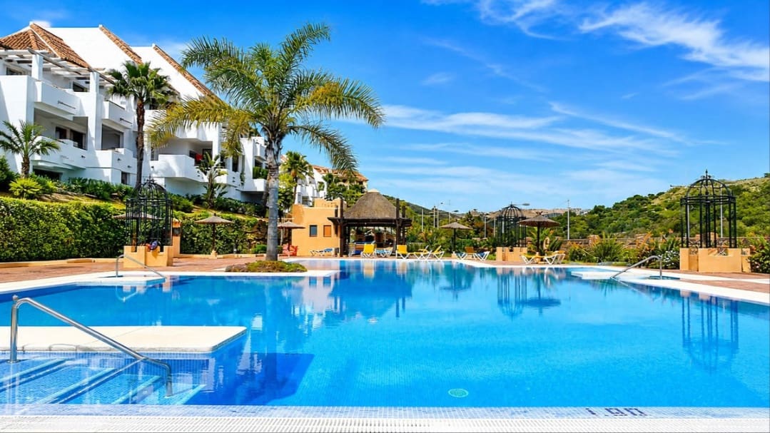 2 soveværelse Lejlighed til salg i La Duquesa / Puerto de la Duquesa med swimmingpool - € 265.000 (Ref: 9852968)