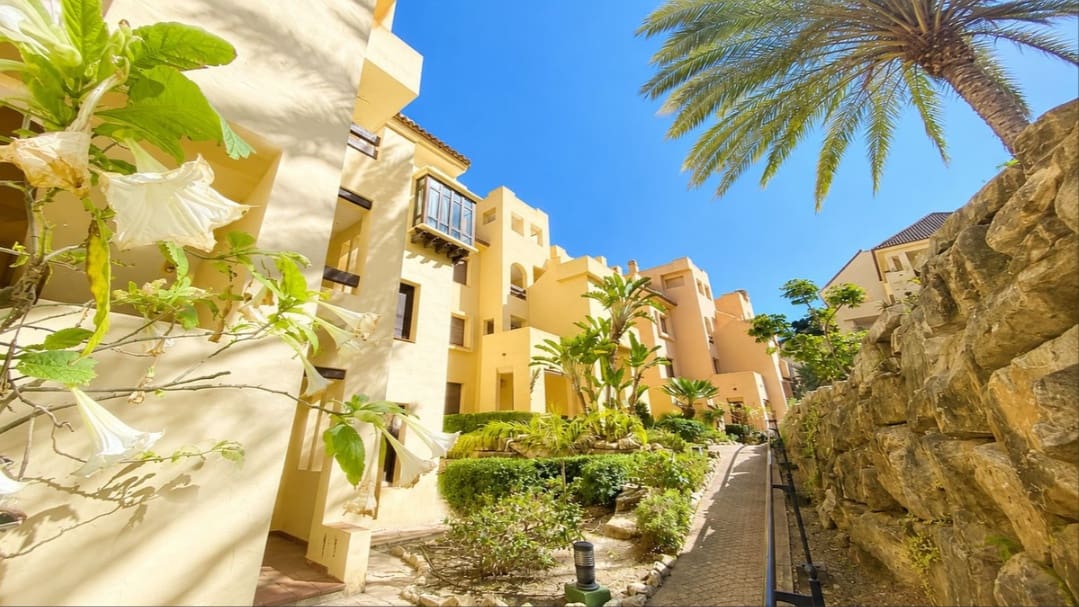 2 soveværelse Lejlighed til salg i La Duquesa / Puerto de la Duquesa med swimmingpool - € 265.000 (Ref: 9852968)