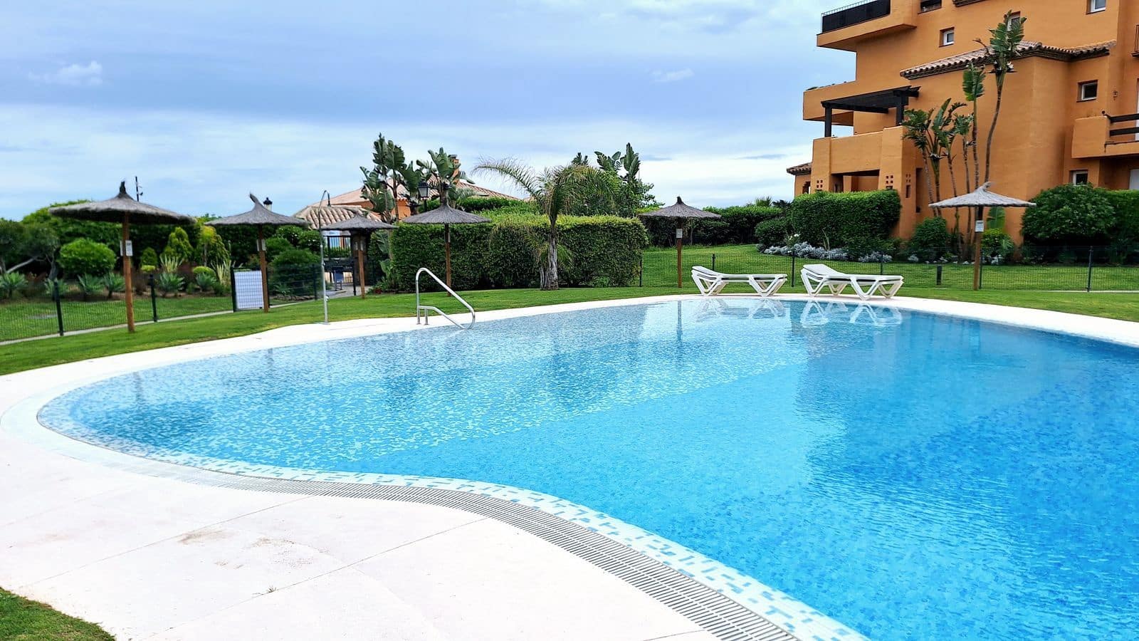 2 chambre Appartement à vendre à La Duquesa / Puerto de la Duquesa avec piscine garage - 484 000 € (Ref: 9855946)