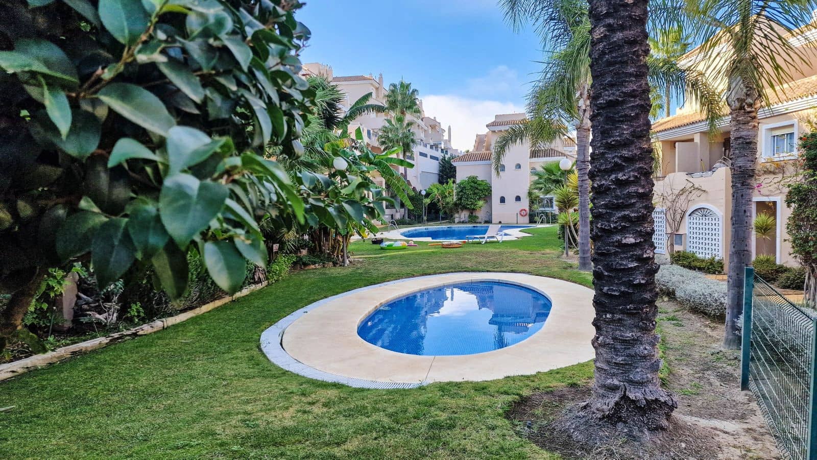 3 soveværelse Penthouse til salg i La Duquesa / Puerto de la Duquesa med swimmingpool - € 375.000 (Ref: 9856004)