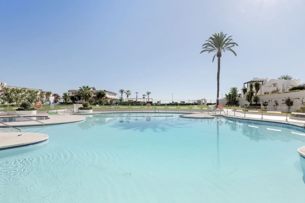 2 soveværelse Byhus til salg i Estepona med swimmingpool - € 450.000 (Ref: 9856026)