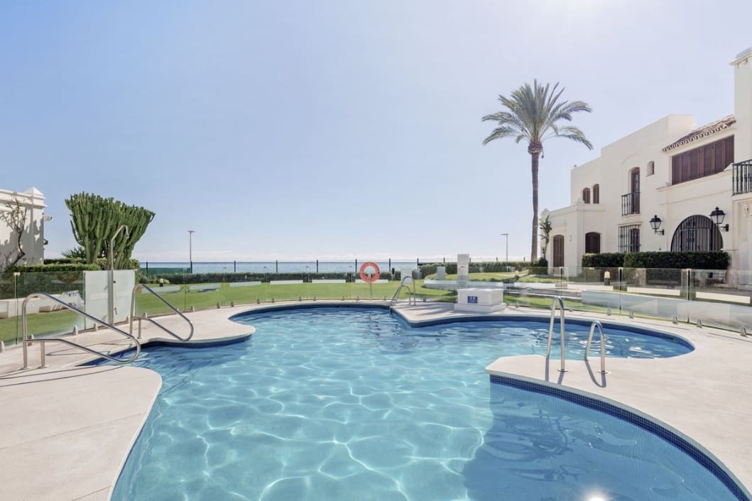 2 soveværelse Byhus til salg i Estepona med swimmingpool - € 450.000 (Ref: 9856026)
