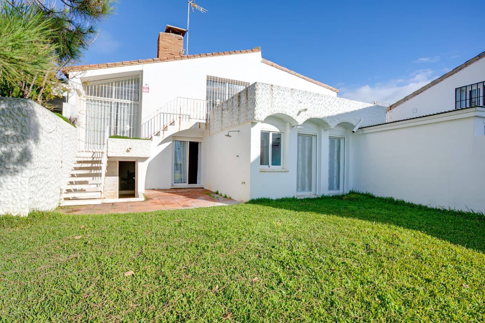 3 chambre Villa/Maison Semi-Mitoyenne à vendre à Estepona avec piscine garage - 499 000 € (Ref: 9856044)