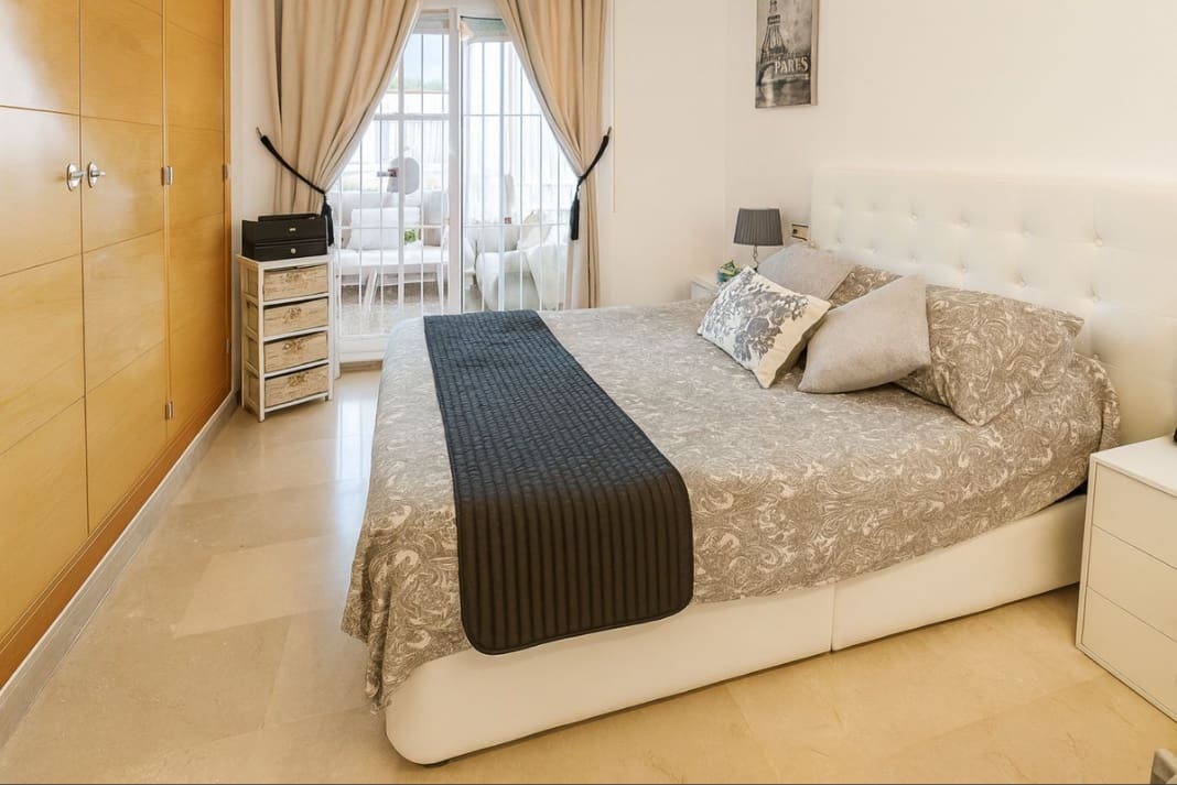 2 quarto Apartamento para venda em La Duquesa / Puerto de la Duquesa com piscina garagem - 349 950 € (Ref: 9856092)