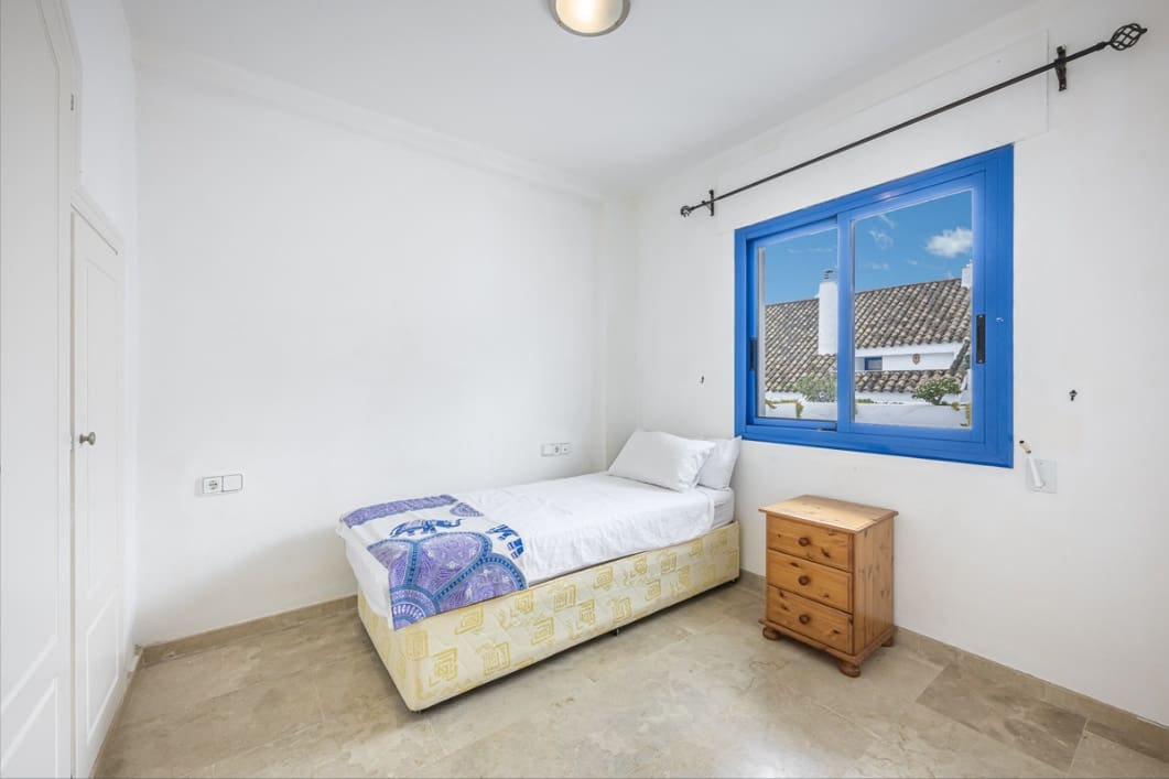 2 soveværelse Penthouse til salg i La Duquesa / Puerto de la Duquesa med swimmingpool - € 260.000 (Ref: 9856101)