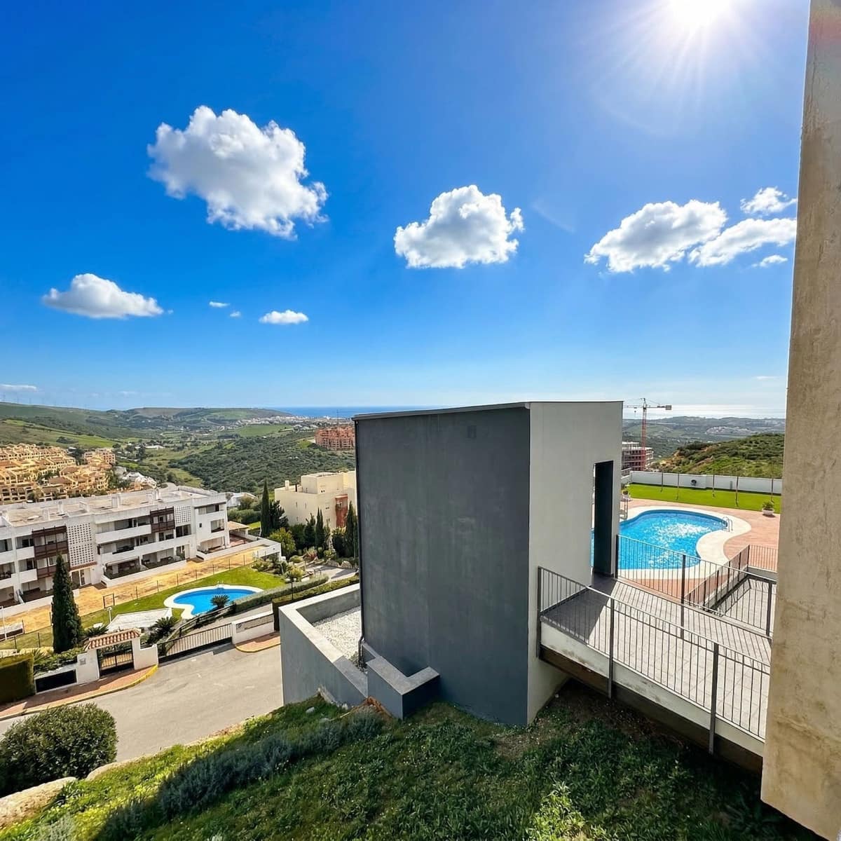 2 soverom Leilighet til salgs i La Duquesa / Puerto de la Duquesa med svømmebasseng garasje - € 375 000 (Ref: 9856114)