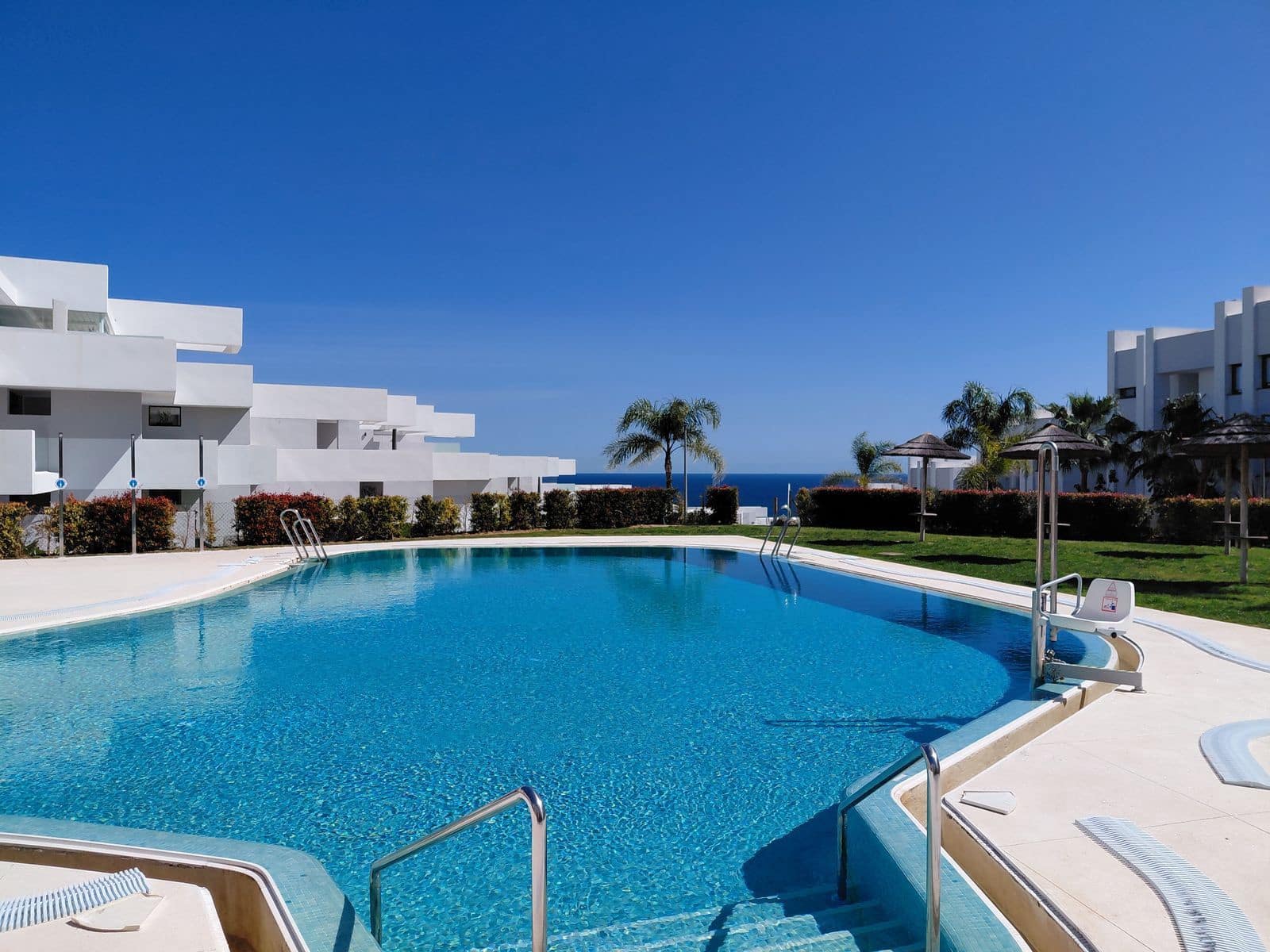 2 quarto Apartamento para venda em La Duquesa / Puerto de la Duquesa com piscina garagem - 399 000 € (Ref: 9856120)