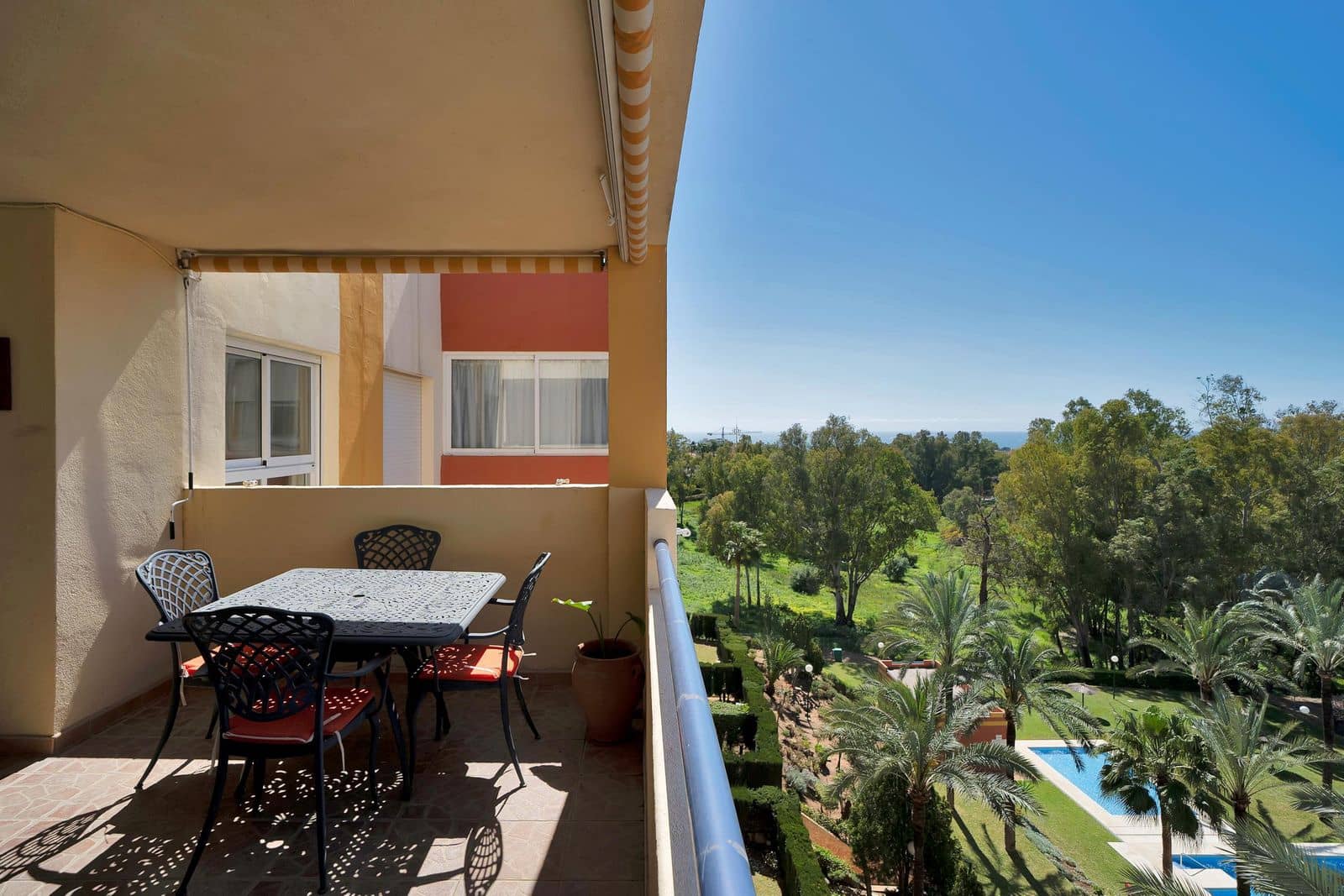 2 soverom Penthouse til salgs i Estepona med svømmebasseng garasje - € 365 000 (Ref: 9857729)