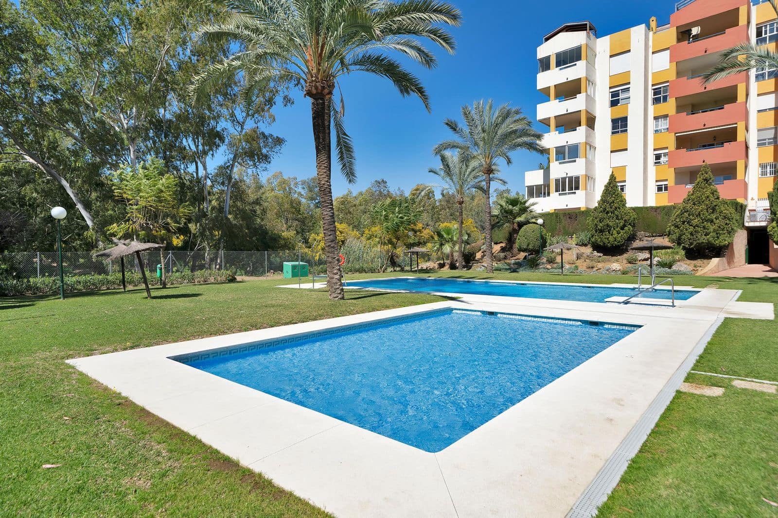 2 soverom Penthouse til salgs i Estepona med svømmebasseng garasje - € 365 000 (Ref: 9857729)