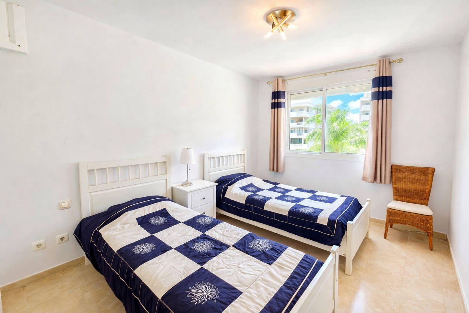 3 chambre Penthouse à vendre à La Duquesa / Puerto de la Duquesa avec piscine garage - 325 000 € (Ref: 9857743)