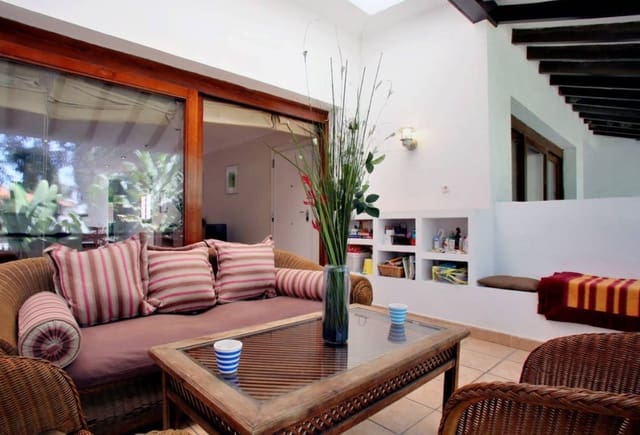 2 soveværelse Lejlighed til salg i Puerto Banus, Marbella med swimmingpool garage - € 475.000 (Ref: 9858171)