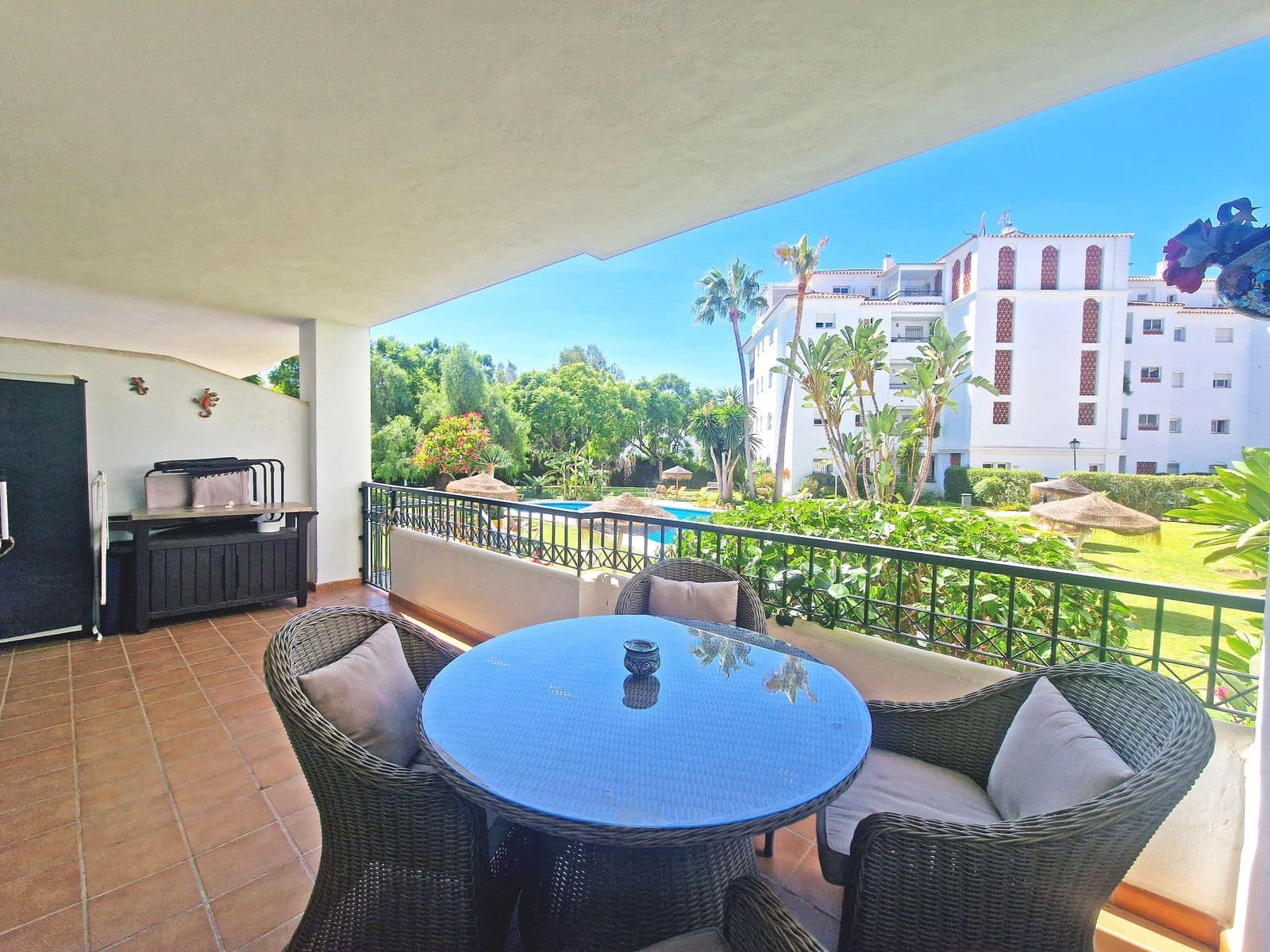 2 bedroom Apartment for sale in Calahonda with pool garage - € 330,000 (Ref: 9858363)