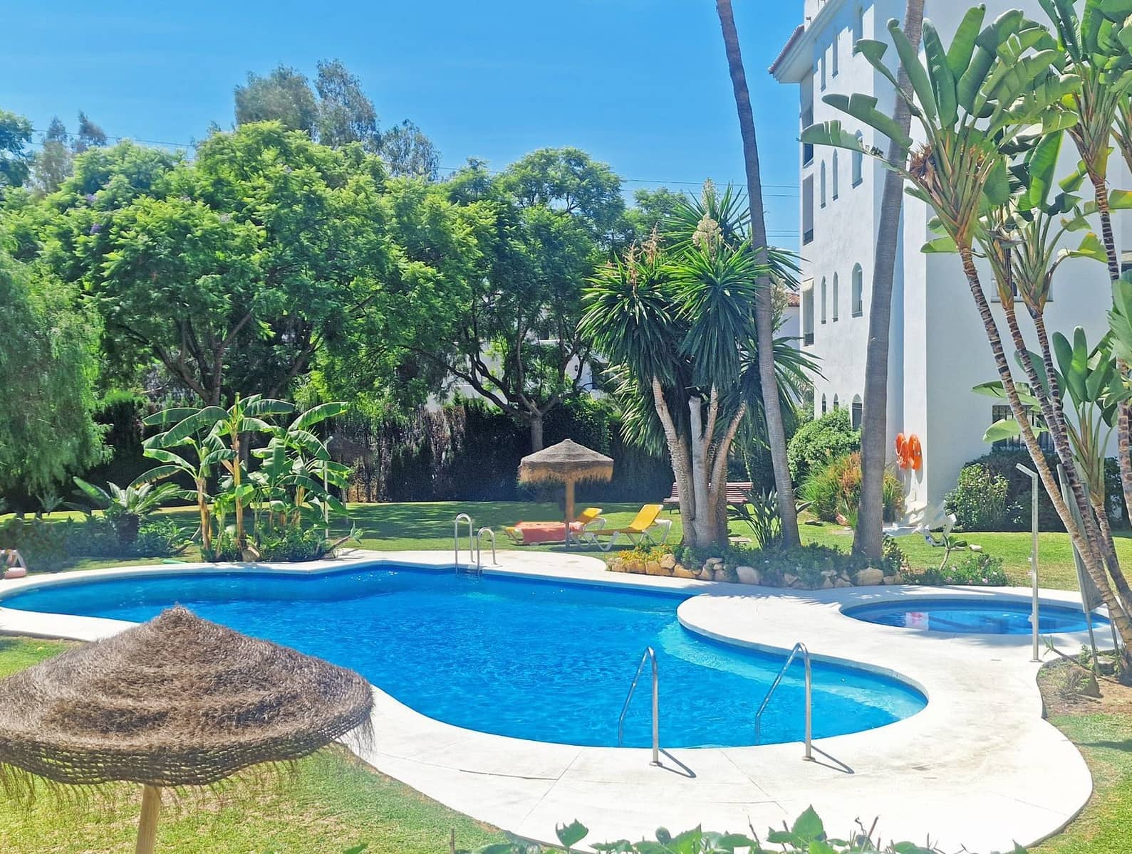 2 bedroom Apartment for sale in Calahonda with pool garage - € 330,000 (Ref: 9858363)