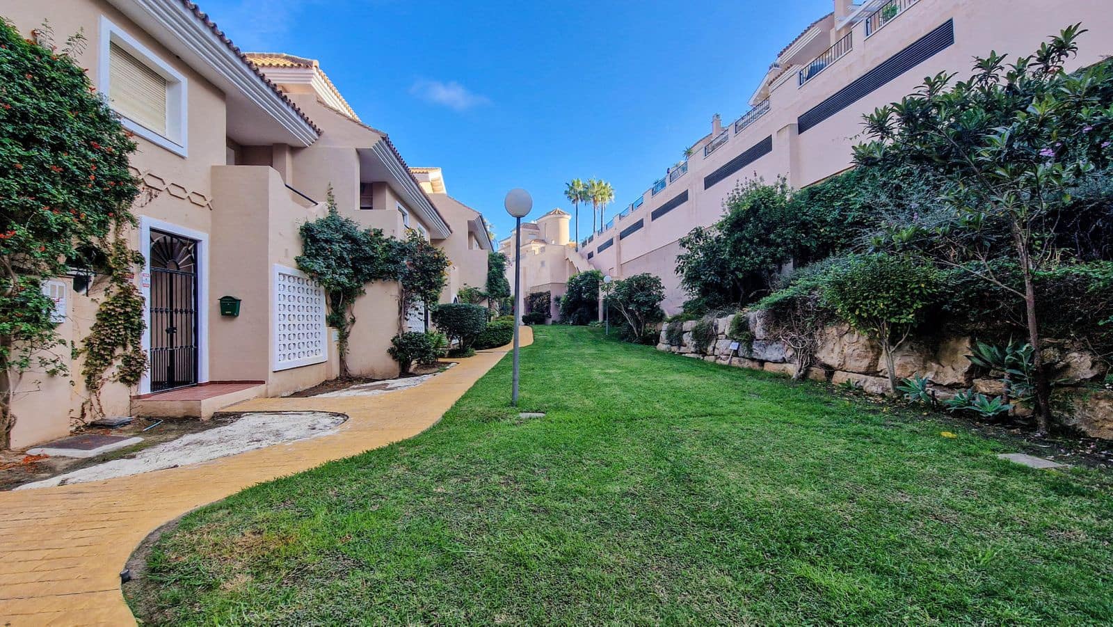3 slaapkamer Penthouse te koop in La Duquesa / Puerto de la Duquesa met zwembad - € 375.000 (Ref: 9858367)
