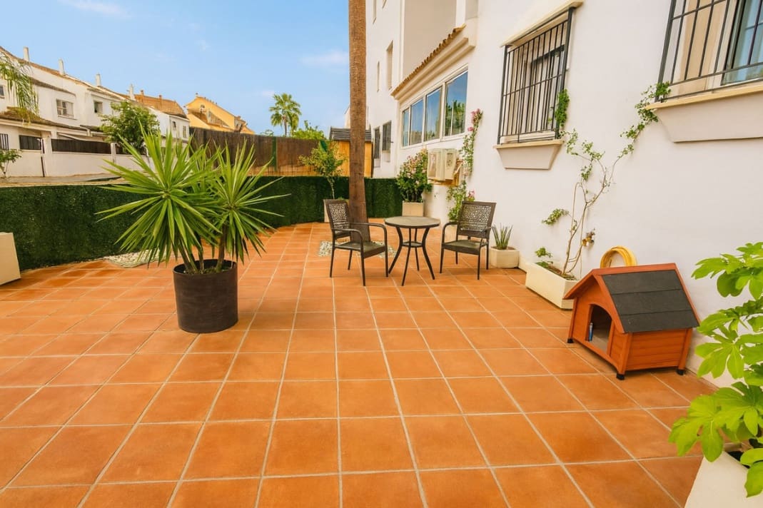 2 slaapkamer Appartement te koop in La Duquesa / Puerto de la Duquesa met zwembad garage - € 349.950 (Ref: 9859883)