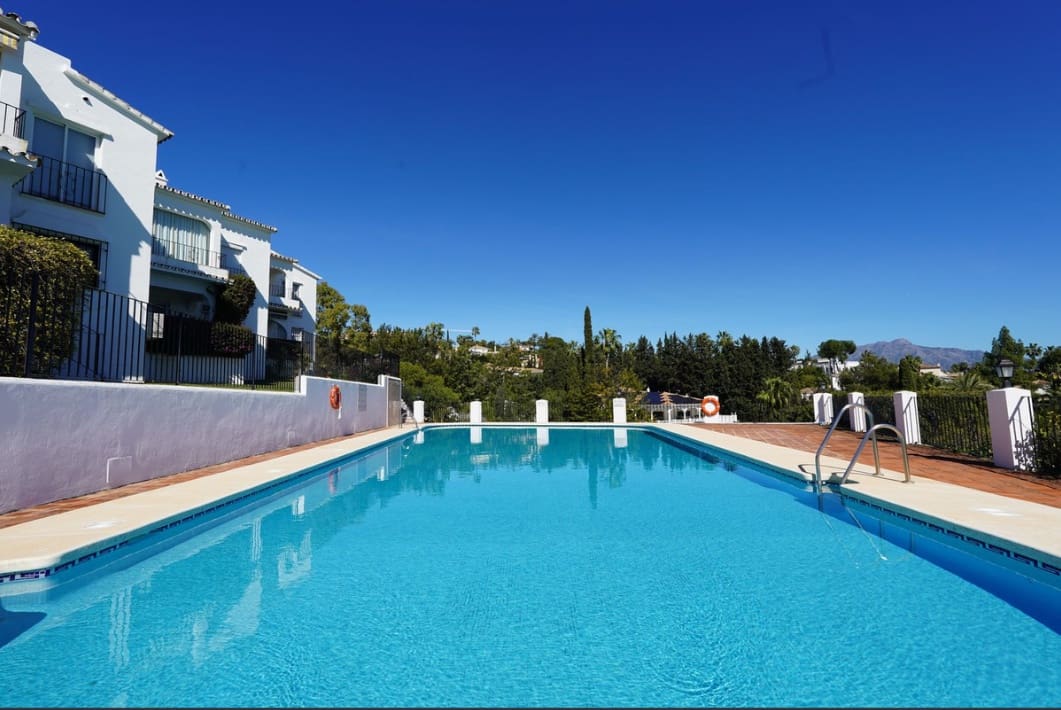 2 soverom Leilighet til salgs i El Paraiso med svømmebasseng garasje - € 420 000 (Ref: 9859986)