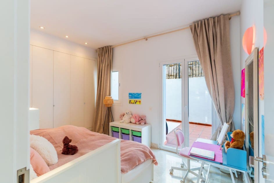 3 bedroom Apartment for rent in Benahavis with pool garage - € 3,500 (Ref: 9863607)
