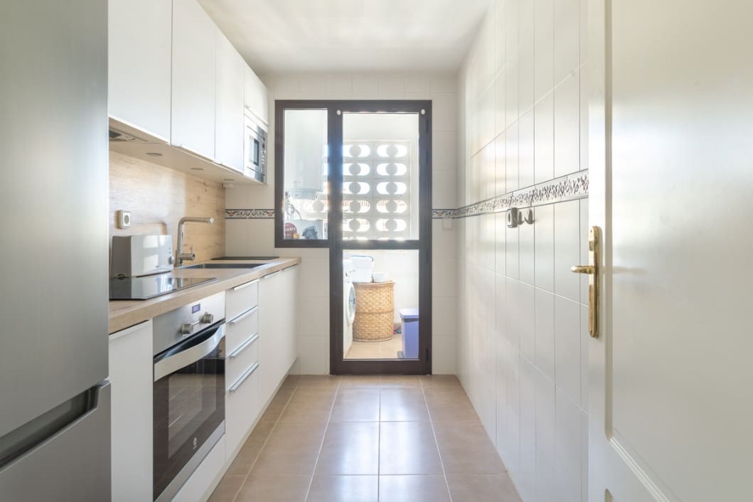 2 sovrum Lägenhet till salu i La Duquesa / Puerto de la Duquesa med pool garage - 359 000 € (Ref: 9895024)