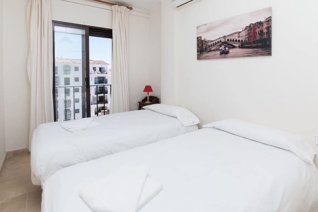 2 sypialnia Apartament na sprzedaż w La Duquesa / Puerto de la Duquesa z basenem garażem - 359 000 € (Ref: 9899713)
