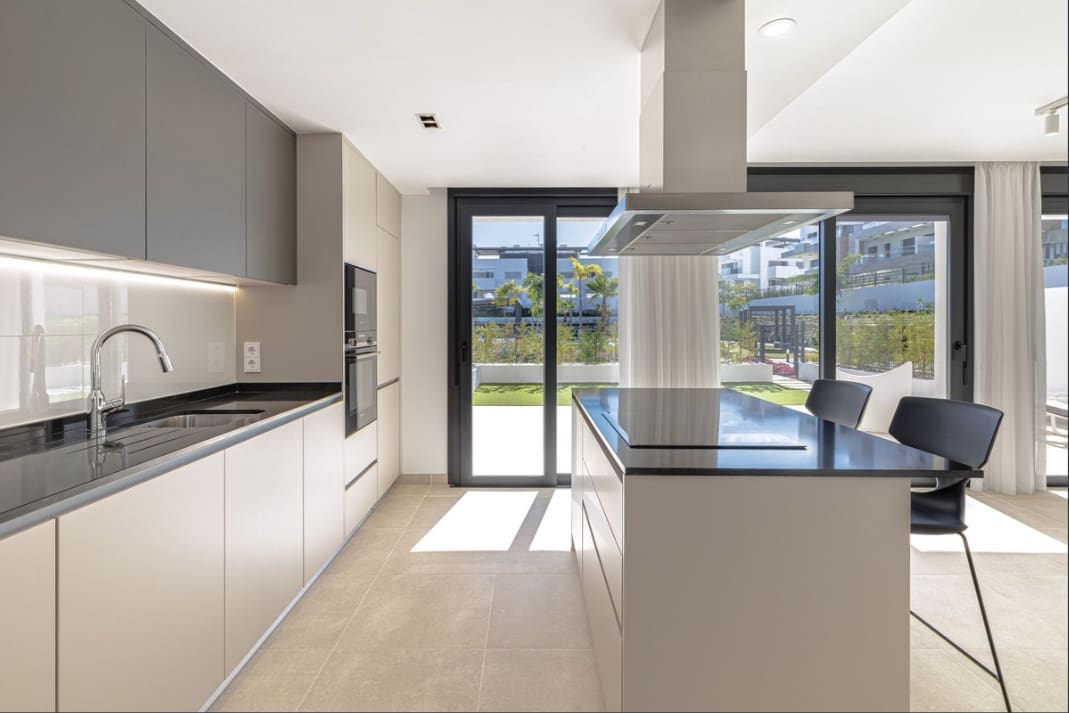 2 soverom Leilighet til salgs i Estepona med svømmebasseng garasje - € 690 000 (Ref: 9901290)