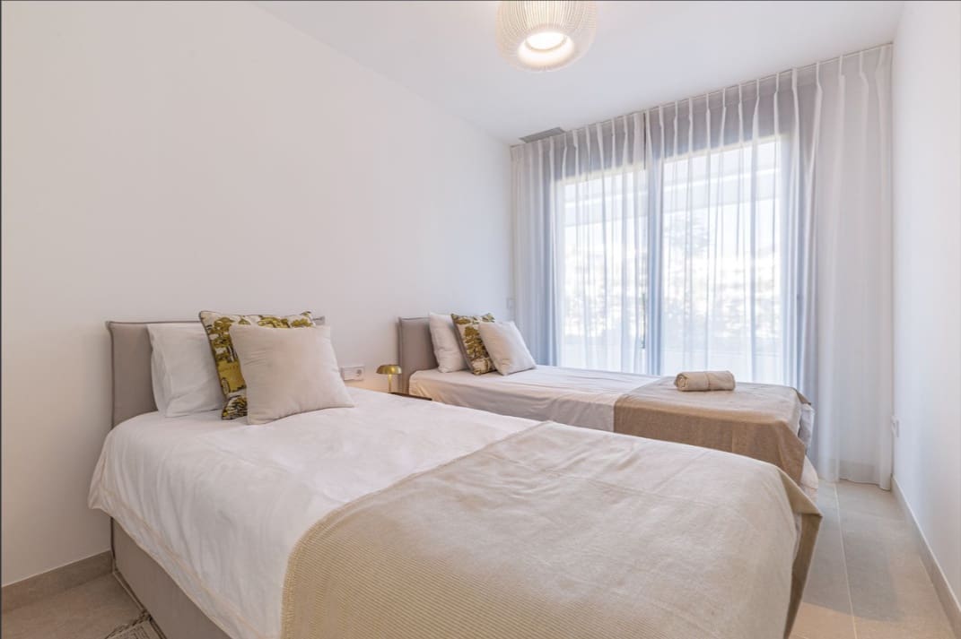 2 soverom Leilighet til salgs i Estepona med svømmebasseng garasje - € 690 000 (Ref: 9901290)