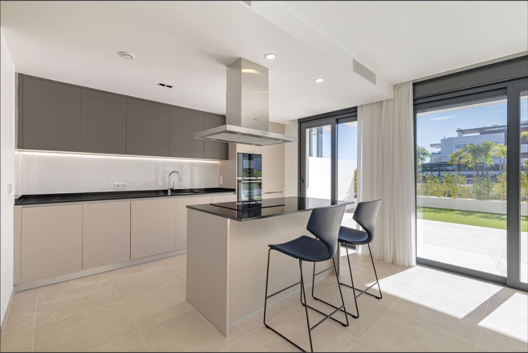2 soverom Leilighet til salgs i Estepona med svømmebasseng garasje - € 690 000 (Ref: 9901290)