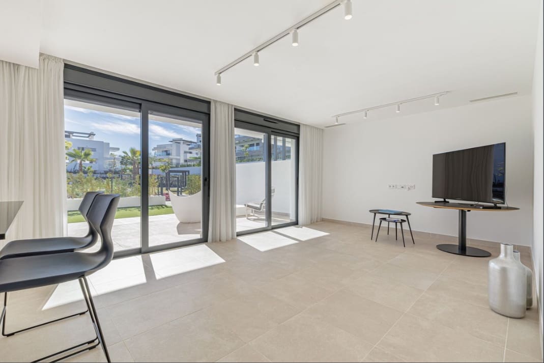2 soverom Leilighet til salgs i Estepona med svømmebasseng garasje - € 690 000 (Ref: 9901290)