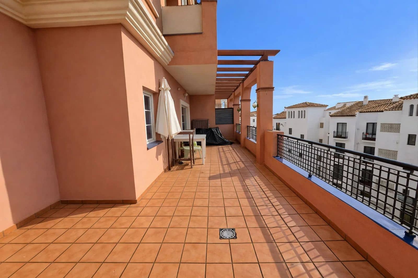 3 slaapkamer Appartement te koop in La Duquesa / Puerto de la Duquesa met zwembad garage - € 345.000 (Ref: 9911549)