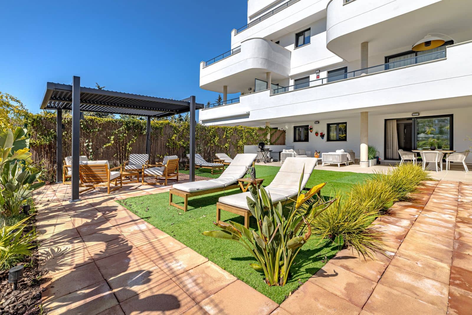2 soveværelse Lejlighed til salg i Estepona med swimmingpool garage - € 495.000 (Ref: 9915932)
