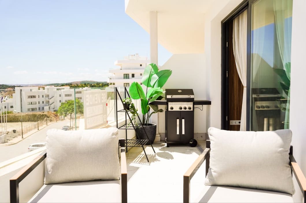 3 bedroom Apartment for rent in Estepona with pool garage - € 2,500 (Ref: 9929594)