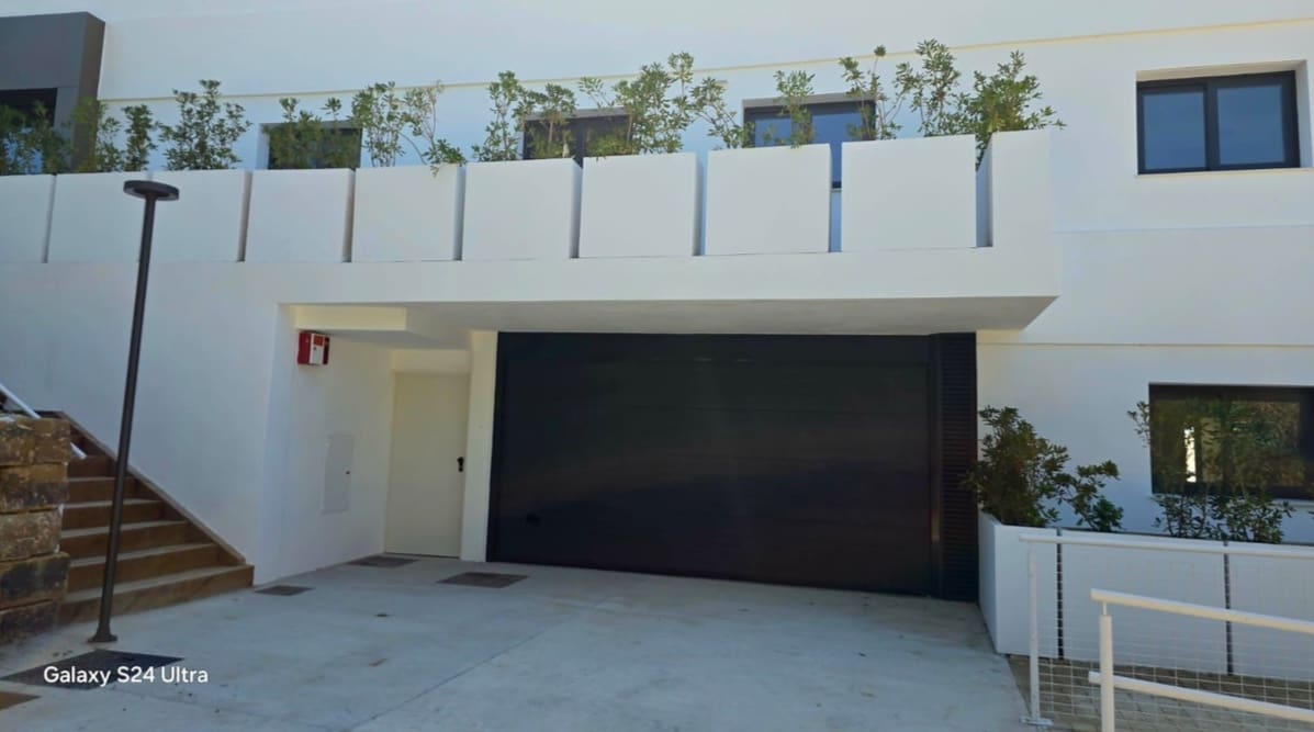 3 bedroom Apartment for rent in Estepona with pool garage - € 2,500 (Ref: 9929594)