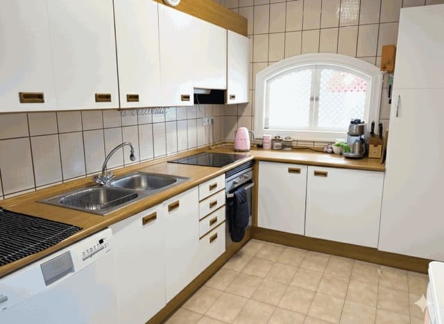 2 soveværelse Lejlighed til salg i Los Almendros, Málaga by med swimmingpool - € 335.000 (Ref: 9937558)