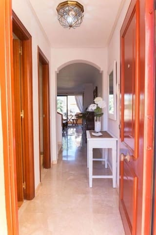Ático de 3 habitaciones en La Duquesa / Puerto de la Duquesa, Manilva en venta con piscina - 335.000 € (Ref: 9987293)