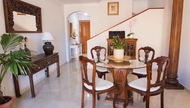 Ático de 3 habitaciones en La Duquesa / Puerto de la Duquesa, Manilva en venta con piscina - 335.000 € (Ref: 9987293)