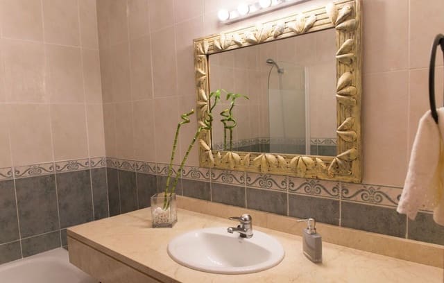 Ático de 3 habitaciones en La Duquesa / Puerto de la Duquesa, Manilva en venta con piscina - 335.000 € (Ref: 9987293)