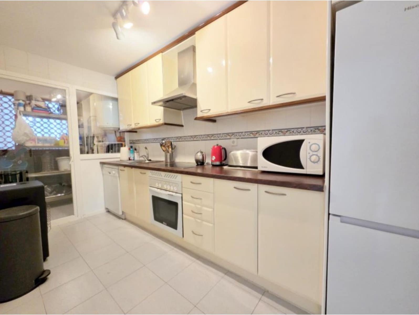 Apartamento de 2 habitaciones en La Duquesa / Puerto de la Duquesa en venta con piscina - 245.000 € (Ref: 9991763)