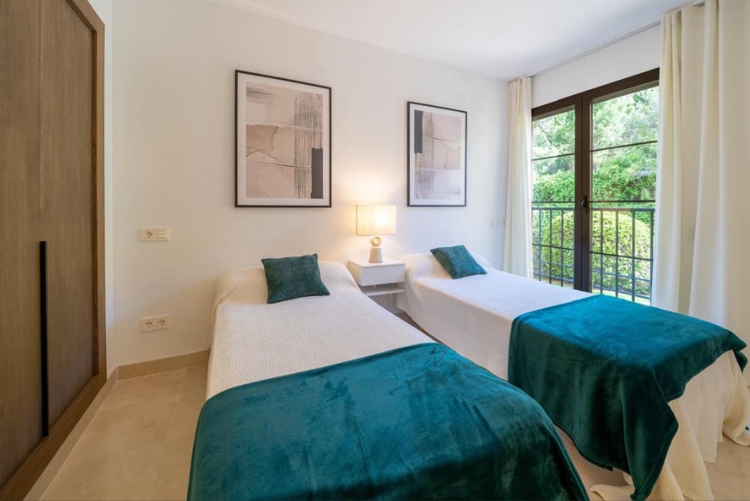 3 quarto Apartamento para arrendar em Benahavis com piscina - 3 000 € (Ref: 9994532)