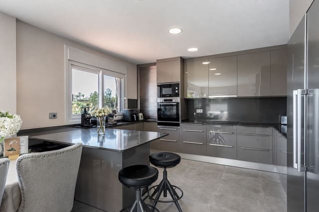 2 bedroom Apartment for sale in Los Almendros, Málaga city with pool - € 499,000 (Ref: 9994533)