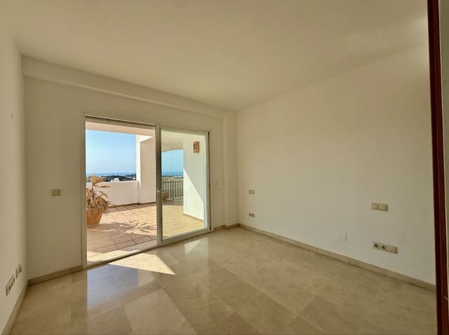 3 quarto Apartamento para arrendar em La Quinta, Benahavís com piscina garagem - 2 750 € (Ref: 9994543)