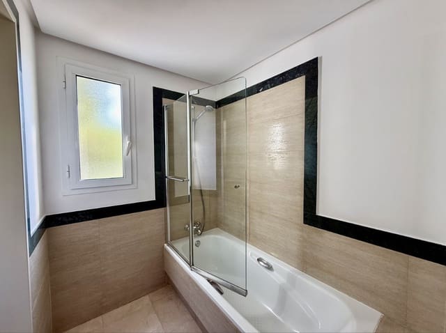 3 quarto Apartamento para arrendar em La Quinta, Benahavís com piscina garagem - 2 750 € (Ref: 9994543)