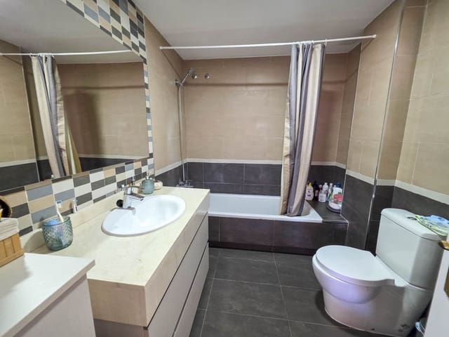 Apartamento de 3 habitaciones en La Duquesa / Puerto de la Duquesa, Manilva en venta con piscina garaje - 480.000 € (Ref: 9994666)