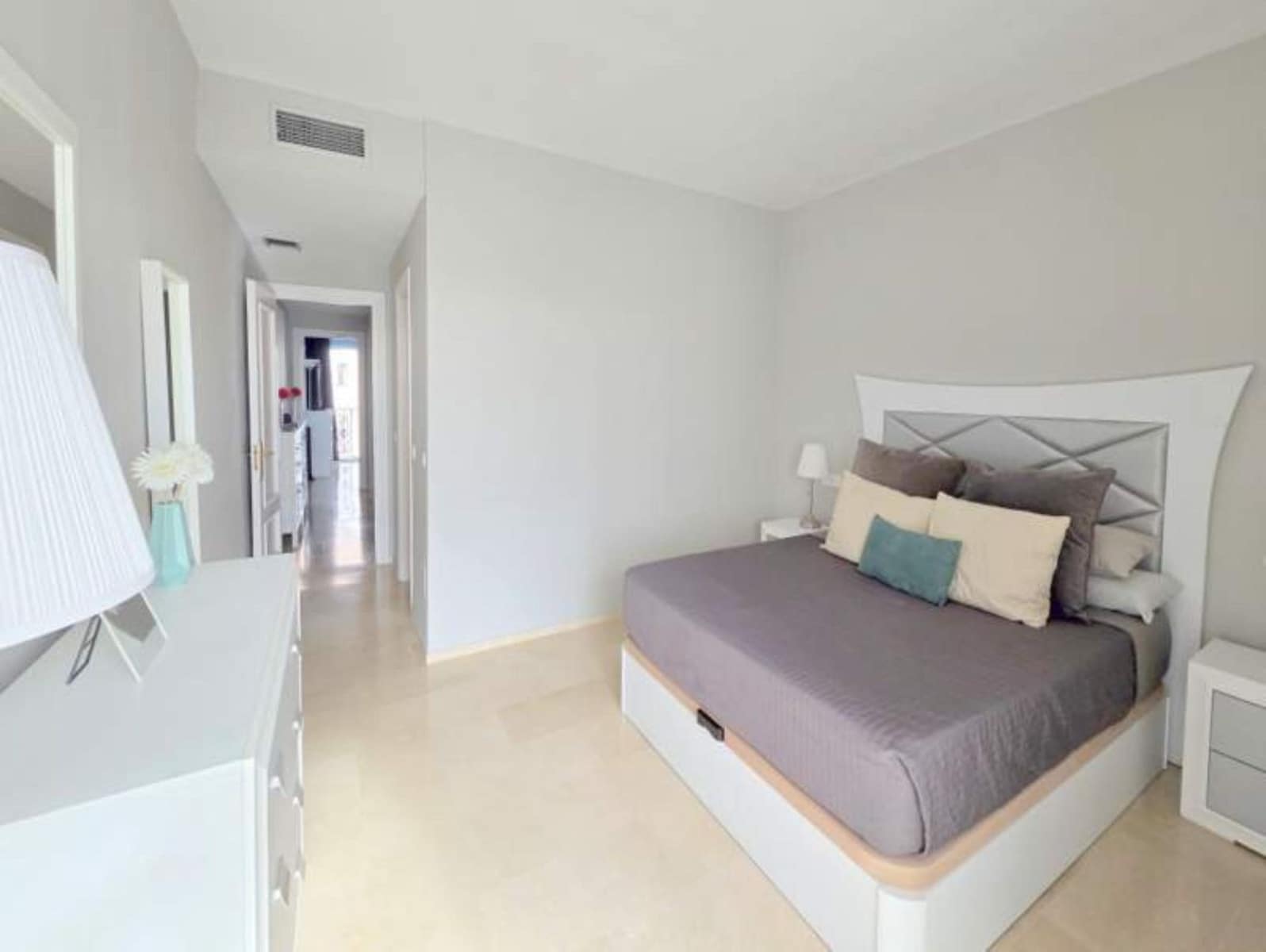 Ático de 2 habitaciones en La Duquesa / Puerto de la Duquesa en venta con piscina - 285.000 € (Ref: 9995234)