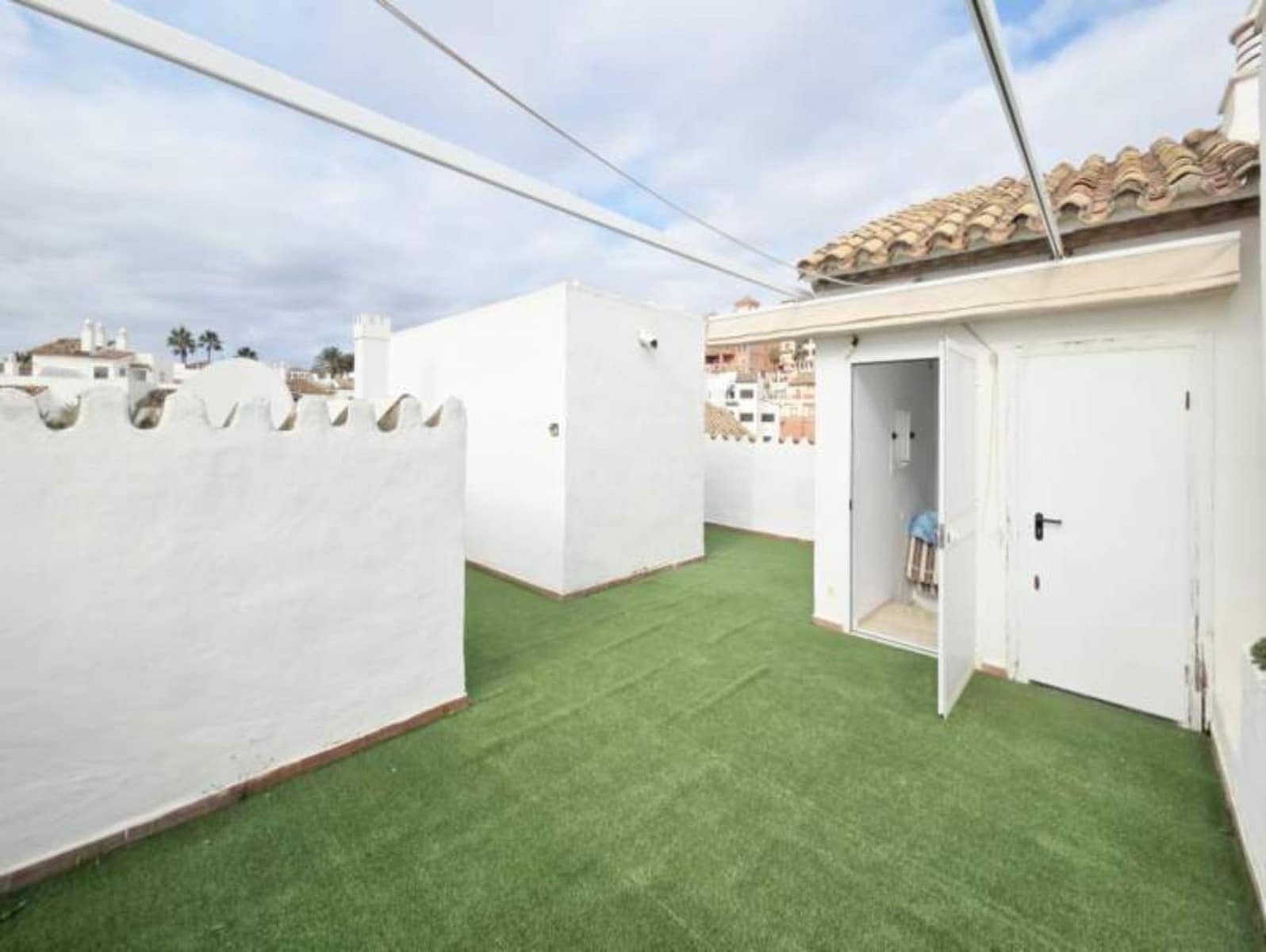 Ático de 2 habitaciones en La Duquesa / Puerto de la Duquesa en venta con piscina - 285.000 € (Ref: 9995234)
