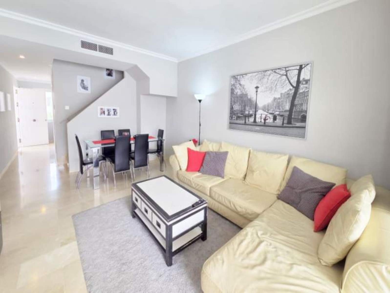Ático de 2 habitaciones en La Duquesa / Puerto de la Duquesa en venta con piscina - 285.000 € (Ref: 9995234)
