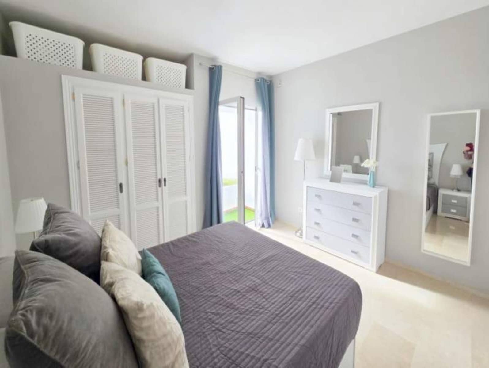 Ático de 2 habitaciones en La Duquesa / Puerto de la Duquesa en venta con piscina - 285.000 € (Ref: 9995234)