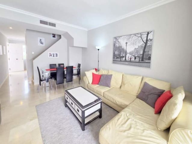 Ático de 2 habitaciones en La Duquesa / Puerto de la Duquesa, Manilva en venta con piscina - 285.000 € (Ref: 9995234)